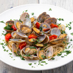 Neapolitan-style “Vongole Bianco” with clams and fresh tomatoes