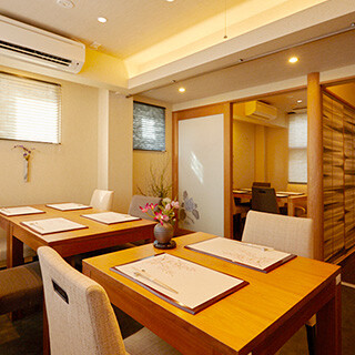 和を基調にモダンテイストを取り⼊れた雰囲気。
                                          