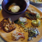 旬菜食健 ひな野 - 温泉卵、天ぷら２種、かぼちゃサラダ、ひじきと豆のサラダ、ナムル、麻婆豆腐、白菜の炒め物