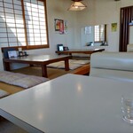 Ishikaritei - 6人掛けソファーテーブルが2卓、4人掛けソファーテーブルが4卓、小上がりのお座敷に6人席が3卓と結構な収容率をほこり、駐車場も10台停められます！