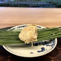 東山 緒方 - 【間人の香箱蟹の天ぷら】★★★★
                      熱を帯びたジューシーでホクホクの身。
                      溢れる磯香りに、コクと甘味が柔らかくもしっかりと広がり、その味の濃さと深みに恍惚とする。
                      