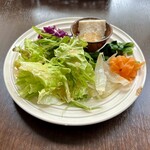バルバルキッチンアメリ - 毎度お馴染みランチサラダ
      この前にいつも通りカップコンソメスープもあったが、どうしたものか写真を撮り忘れた
