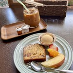 バルバルキッチンアメリ - 紅茶とドライフルーツのパウンドケーキ(¥580)
      食後のアイスコーヒーS(¥300)