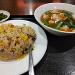 中華料理 華景園 - チャーハンとワンタンのセット