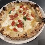 ピッツァ ジューシー - ジャッラ。シンプルなトマトソースベースですが、チーズが水々しくてジューシーでした。