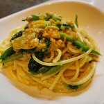 Spaghetti with clams and rape blossoms
