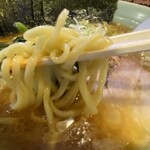 おーくら家 - 平打ちの中太麺。