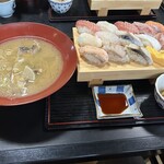 51丸 食堂 - 料理写真:おまかせ握り寿司と日替わりスープ［小鉢付き］