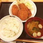 さくら水産 - 今日のお昼は、揚げ物定食。なんと東銀座で500円！(^-^)/