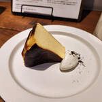 月と群青と珈琲と - バスクチーズケーキ
