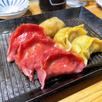 シン たちろまん - 左：青唐辛子餃子（250円）　右：にんにく餃子（250円）
