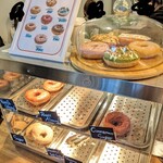 Gimme Donuts - 下2段が揚げ立てドーナツ、上の丸ケースは作り置きデコレーションタイプ