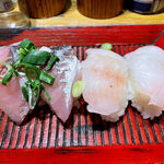 シン たちろまん - 左：あじ寿司（2貫 300円）　右：あいなめ寿司（2貫 300円）