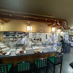 天麩羅の里　天 - 店内　カウンター席と厨房を見る