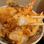 天丼・天串・串カツ いしのや - ナイフでカットしてみました！海老天のレア感よ✨ ※写真は、いしのや天丼990円です。