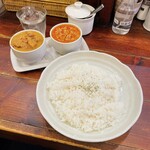 ラッフルズ カリー - 【2種盛りカレー(チキンカレー×キーマカレー)】(¥1100)