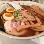 頑者 - またしても特製ラーメン、大盛り！  まだまだ飽きませんよ。本日も魚粉堪能中♡　あいかわらずボリュームたっぷりですね。 