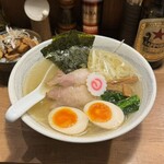 らーめん 徳 - 徳・塩そば¥980、肉めし¥200、ビール（中）¥650