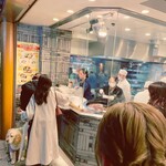 鵬天閣 - 横浜中華街で有名な店だ。
            全部手作りで、出来立てが食べられる。
            僕は小籠包が大好物なのだ。
            この店は僕の秘密基地だった。