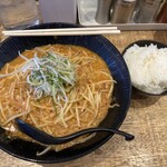 大塚屋 - 味噌ラーメン¥800大盛り¥50小ライス¥50