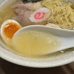 Ramen Toku - 鶏ガラベースの淡麗清湯スープはすっきりながら深い旨み。