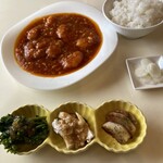 新珠飯店 - 妻の前菜と海老のチリソース煮　前菜は菜の花、棒棒鶏、蕪を使うがオリジナルな味付けが良いと思う