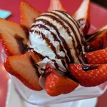 雅珈 - いちごパフェ～チョコソースはアイスクリームとフルーツ入り〜