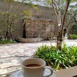 ホテルグランデはがくれ - 食後のコーヒー越しの中庭