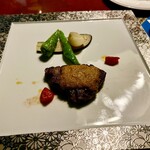 Esquire Club - メインのお肉。士幌黒牛ロースステーキ　カフェ・ド・パリ