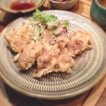 Yakitori Bakaya - 鶏天定食。サクサクだしジューシーだし噛みごたえも程よいし美味い！鶏肉そのものもええやつなんかな。ほんで白飯が美味しいわ。ご機嫌な昼飯でしたで¥800。^o^