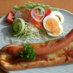 Cafe 茶楽 - ナンドックはしっかり焼けてます、サラダも新鮮です