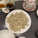 敦煌 - #東京カレンダー風味　皮の歯応え、舌触り、風味が餡の調味を上回ってバランスさせられているところに、この割烹の出自への敬意を感じる。　#ギョーザは主食！