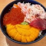 うに むらかみ - 2色丼（ウニ・カニ）にいくら醤油漬けと相方のマグロ一切れをもらって4色丼に改造（相方にはカニをお裾分け）