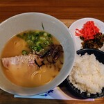 夢幻蔵 - 令和6年2月 ランチタイム(11:00〜14:00)
博多豚骨ラーメン 税込800円
ライス1杯無料