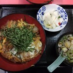 すゞもと - 親子丼　700円(税込)　全体的にコスパ高めです