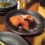 やきとん ま～ちゃん - 串をはずして二人でシェア