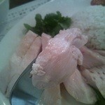 海南鶏飯食堂 - 茹で鶏リフトアップ。