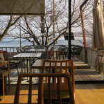 PATISSERIE TOOTH TOOTH シーサイドカフェ - テラス席と海沿いの風景