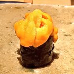 鮨 鴉巣 - クレソン昆布締めの巻物にウニ乗せ。