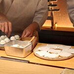 鮨 鴉巣 - 最中の皮に求肥を乗せ、その上にアイス。