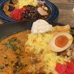 カリガリ 秋葉原 - アキバ盛りカレー２（手前）、SPあいがけ2023（奥）