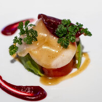 シェ・イノ - 2024.2 蕪で覆ったオマール海老とアヴォカドとトマトの取り合わせ