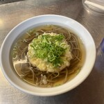 立喰うどん・そば　大和庵 - 分厚いかき揚げが特徴です
