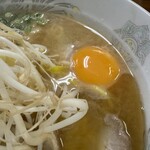 栄養軒 - 卵をつぶして麺に絡めて