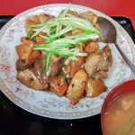 中華料理 ハルビン - 排骨土豆（豚のスペアリブ炒め）　980円　税込み1078円