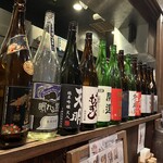 Echigoya Sandayuu - カウンターに並んだ日本酒の数々