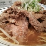 肉肉ラーメン - 肉肉ダブルタレ味♪中盛♪横から♪