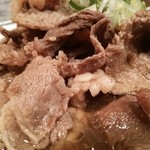 肉肉ラーメン - 肉肉ダブルタレ味♪中盛♪肉のアップ♪