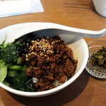 星期菜 - 四川風肉みそごはん（汁そばとのセットで650円）