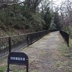 伊東園ホテル 飯坂叶や - ホテルの駐車場の奥から続く遊歩道。飯坂温泉駅付近まで続く道(2024年2月)